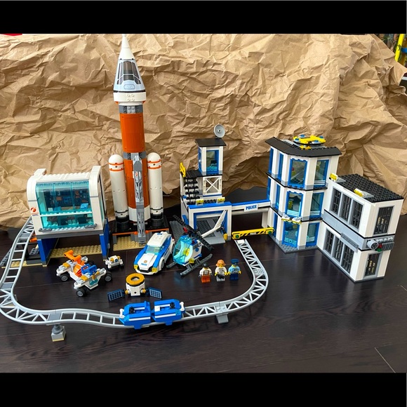 Lego City Sets (Police Station + Launch Control) - Picture 1 of 13